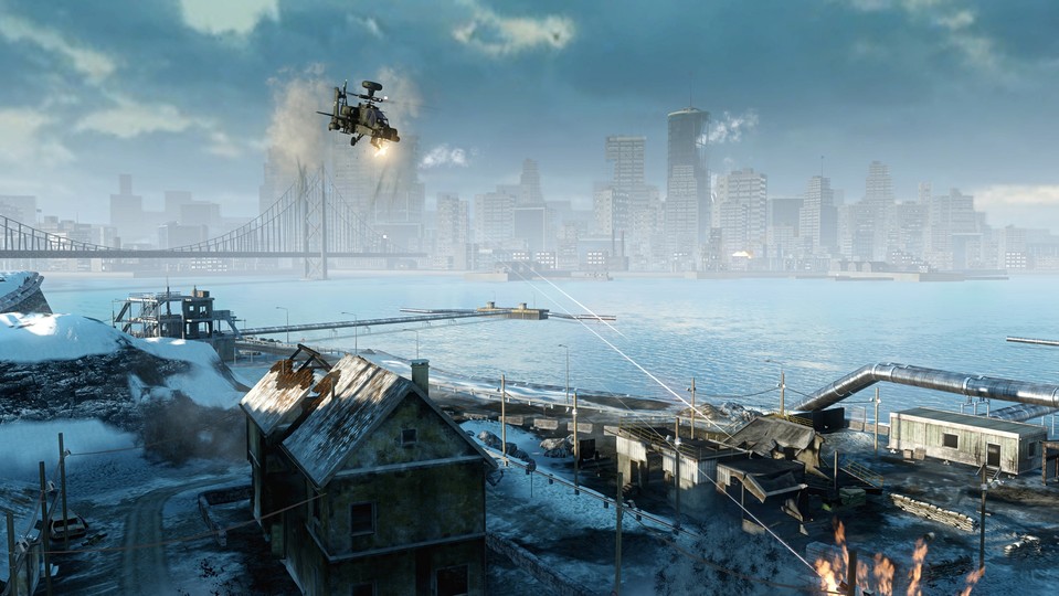 Ein Hubschrauber nimmt auf dieser Mehrspieler- Karte Infanteristen unter Feuer. Das Hafengelände mit der Häuserzeile im Hintergrund erinnert an New York.