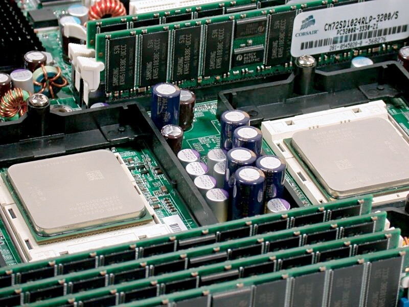 Die zwei Sockel-940-Opterons mit je zwei Rechenkernen greifen auf insgesamt 6,0 GByte RAM zurück.