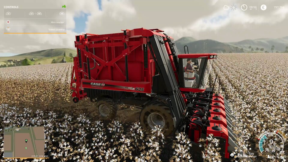 Baumwolle wächst auf der US-Karte Ravenport auf riesigen Feldern. Sie wird mit so einem Ernter abgebaut und in große Ballen gepresst.