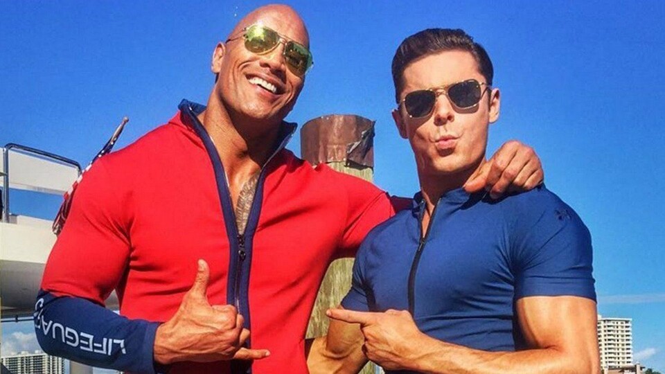 Zac Efron (rechts) hängt nicht nur an Stränden, sondern auch vor Bildschirmen ab. BIldquelle: Paramount Pictures