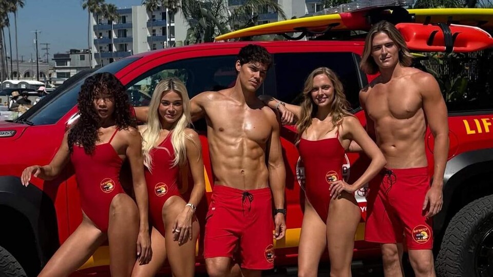 So sieht das neue Baywatch-Team aus, das ab Januar 2027 am Strand von Malibu für Sicherheit sorgt. Bildquelle: Fox