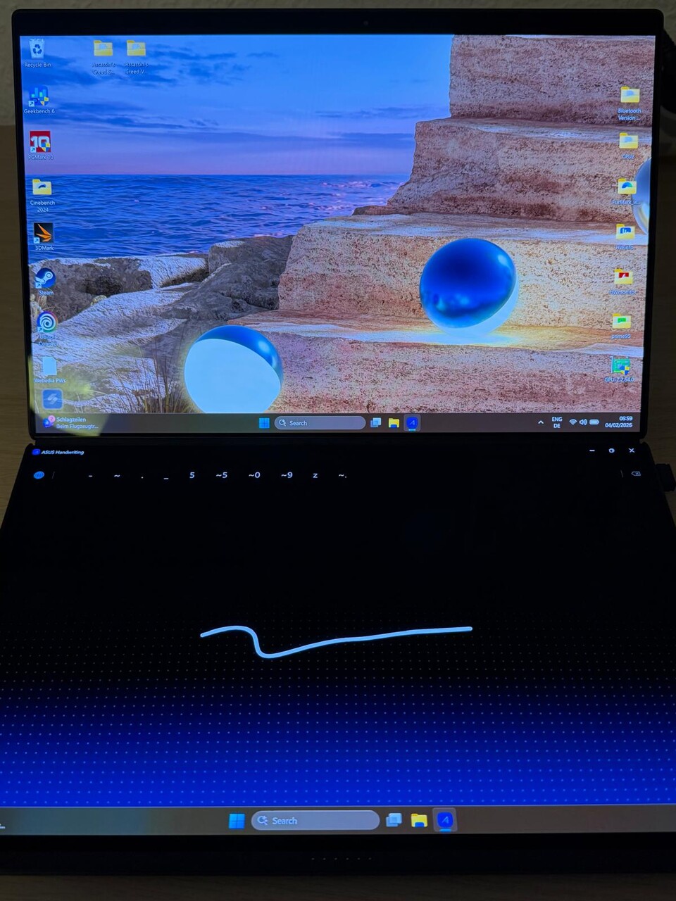 Das untere Display bietet sich für die Nutzung als Zeichen-Pad an.