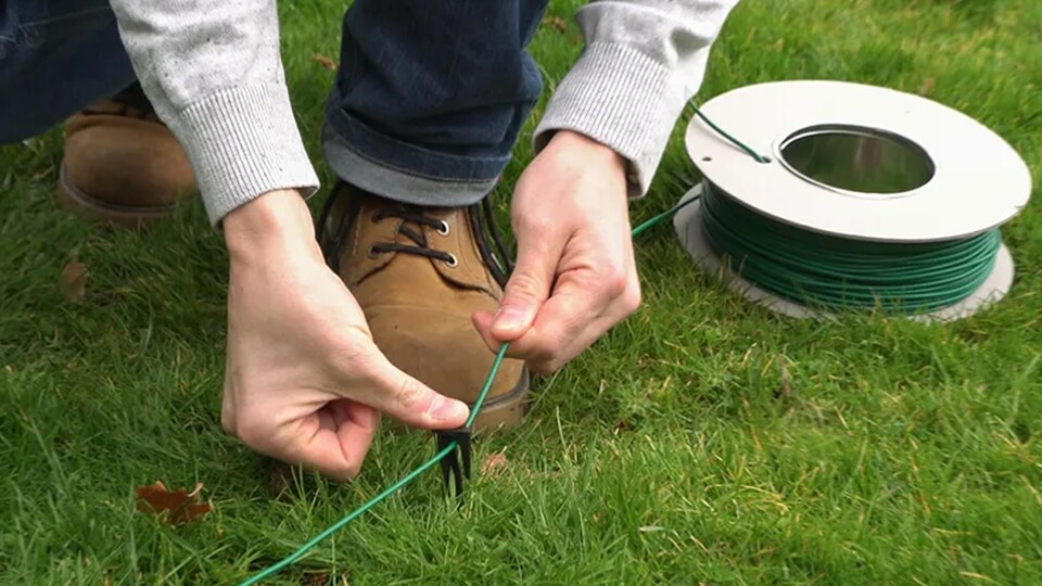 Das Begrenzungskabel definiert das Einsatzgebiet des Mähroboters und sorgt dafür, dass beispielsweise Beete und Teiche ausgespart bleiben. – Bildquelle: Tink