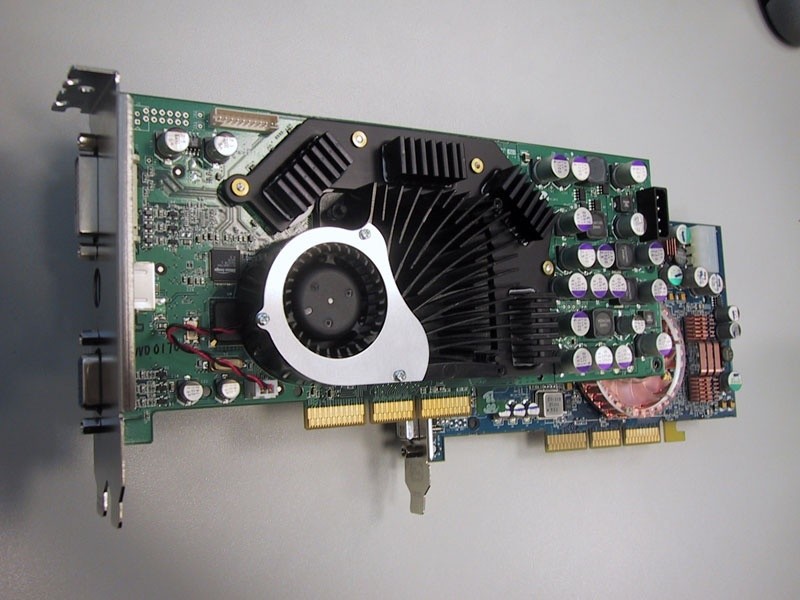 Bei der Leistung und auch den Ausmaßen stellt Nvidias wuchtige Geforce FX 5900 Ultra die Radeon 9800 Pro in den Schatten.