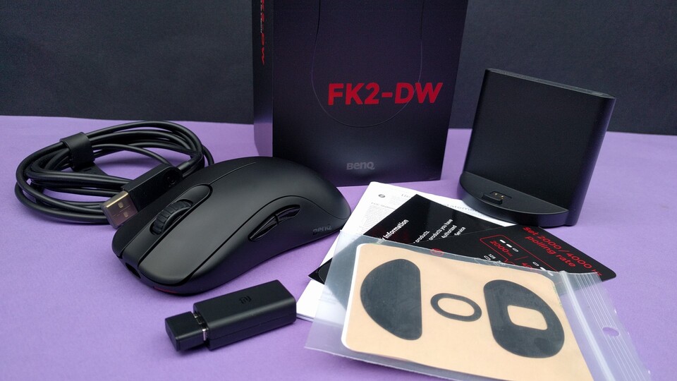 Im Lieferumfang sind neben der Maus ein Enhanced Receiver, Ersatzgleitfüße, ein Funkempfänger, ein USB-Drahtlosempfänger, ein USB-Typ-C Adapter, ein USB-C auf USB-A Kabel enthalten.