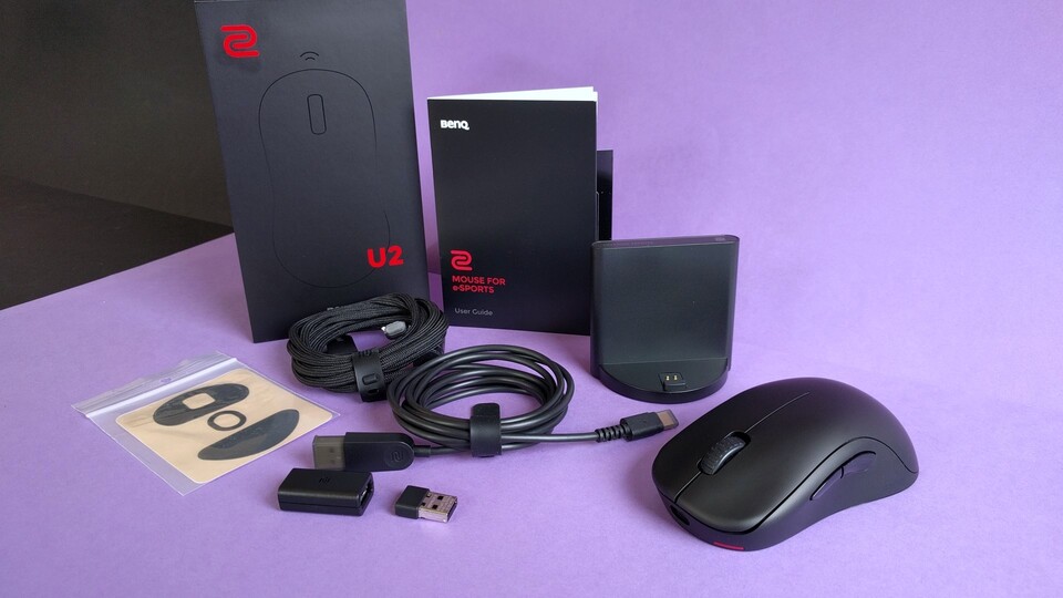 Der Lieferumfang kann sich sehen lassen. Aus der hübschen Box kommen die Maus, der Enhanced Wireless Receiver, ein USB-Dongle, ein USB-Adapter, ein Set Ersatzgleitfüße, zwei verschieden ummantelte USB-C-nach-USB-A-Kabel, eine mehrsprachige Anleitung und eine Garantiekarte.