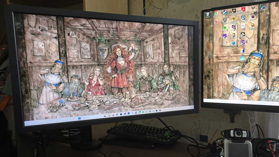 Wenn ihr wollt, könnt ihr den Monitor auch bequem an einem handelsüblichen Monitorarm befestigen. Ansonsten lässt aber auch der stufenlos höhenverstellbare Ständer keine Wünsche offen.