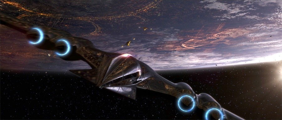 Bestimmungsort Coruscant: Majestätisch gleitet das Naboo-Sternenschiff durch den luftleeren Raum, untermalt von einer donnernden THX-Geräuschkulisse.