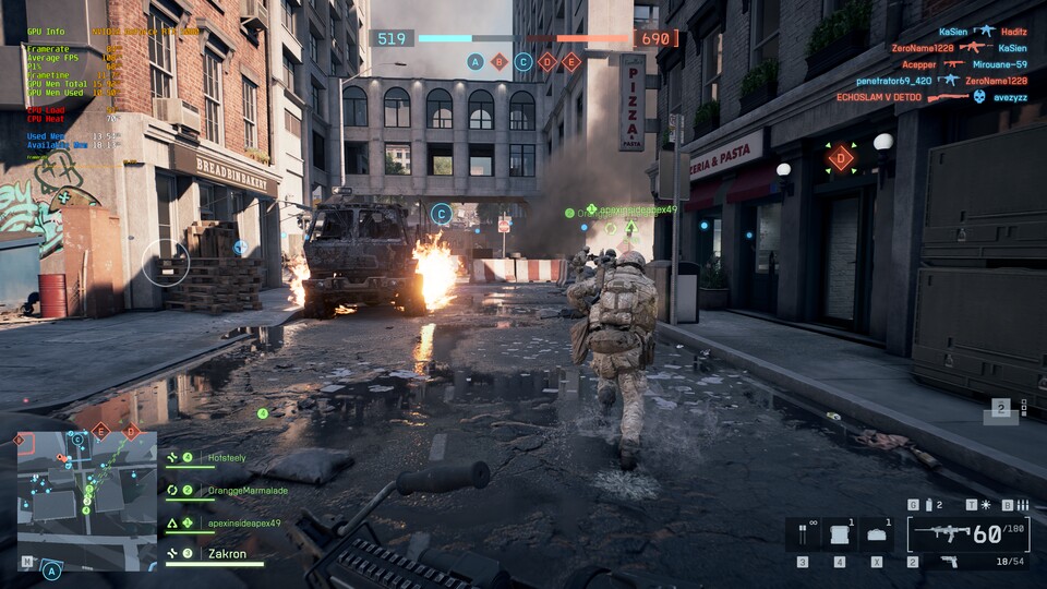 Battlefield 6 lebt von seiner Atmosphäre: Das brennende Wrack spiegelt sich in der Pfütze und Rauch zieht durch die Häuserschluchten.