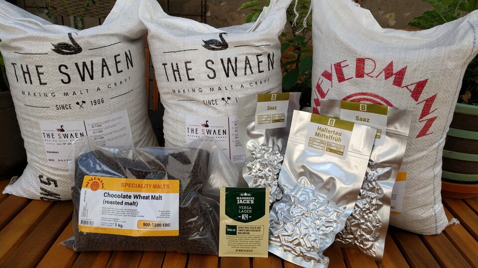 Hopfen, Malz und Hefe: Neben Wasser eure Zutaten für ein Bier nach Deutschem Reinheitsgebot. Für 30 Liter braucht man mehrere Säcke Malz. Unverbrauchter Hopfen kann übrigens einige Zeit eingefroren werden. (Bildquelle: Nele WobkerGameStar Tech)