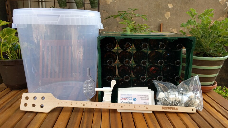 In jedem Fall benötigt ihr einen passenden Gärbehälter, einen Siphon, Reinigungsmittel, Leerflaschen, DeckelKronkorken, einen großen Kochlöffel oder wie hier einen Braupaddel und einen Ablasshahn. (Bildquelle: Nele WobkerGameStar Tech)