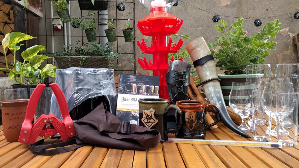 Wer gerne Bier braut, wird sich über kurz oder lang diverses Zubehör zulegen. Verschiedene Gläser, eine Brauschütze, Abtropfgestellt und so weiter. Meine beiden Dragon-Age-Krüge mittig im Bild liebe ich besonders. (Bildquelle: Nele Wobker)
