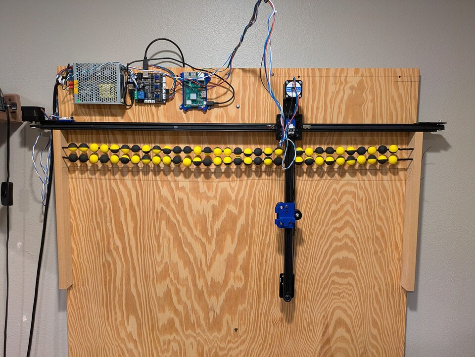 Ein erster Entwurf aus schwarz-gelben Ping-Pong-Bällen. (Bildquelle: Ben Holmen)
