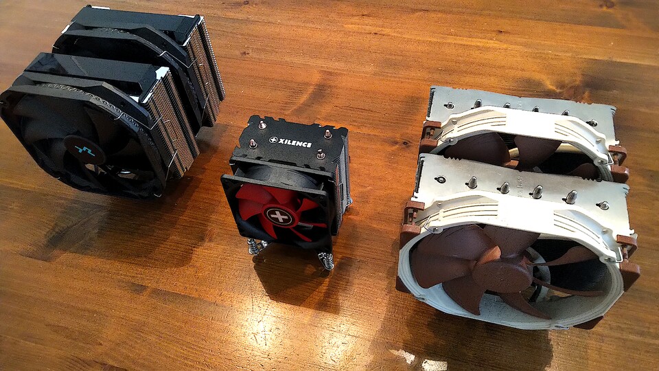 Von links nach rechts seht ihr hier den DeepCool Gamer Storm Assassin III, den Xilence I402 und den Noctua NH-D15.