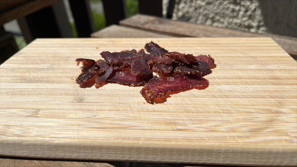 Biltong ist zarter als Beef Jerky und fühlt sich mehr wie ein Steak an als wie ein Stück Hartgummi.