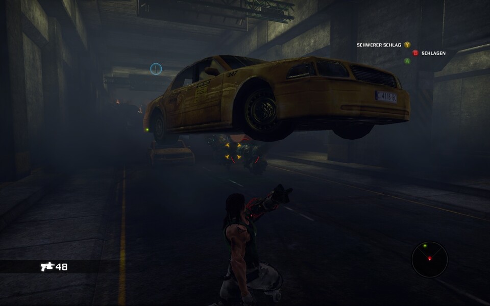 Mit dem Arm hebt der Held einen Wagen in die Luft und schleudert ihn auf den Gegner.