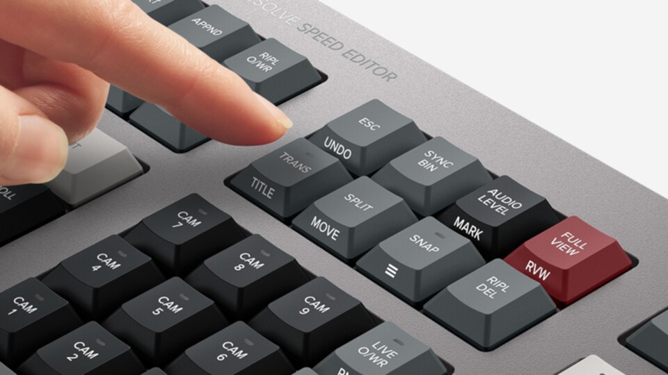 Wenn ihr noch ein Argument sucht: Der Speed Editor hat sogar einen roten Knopf! Und ihr dürft ihn sogar drücken!