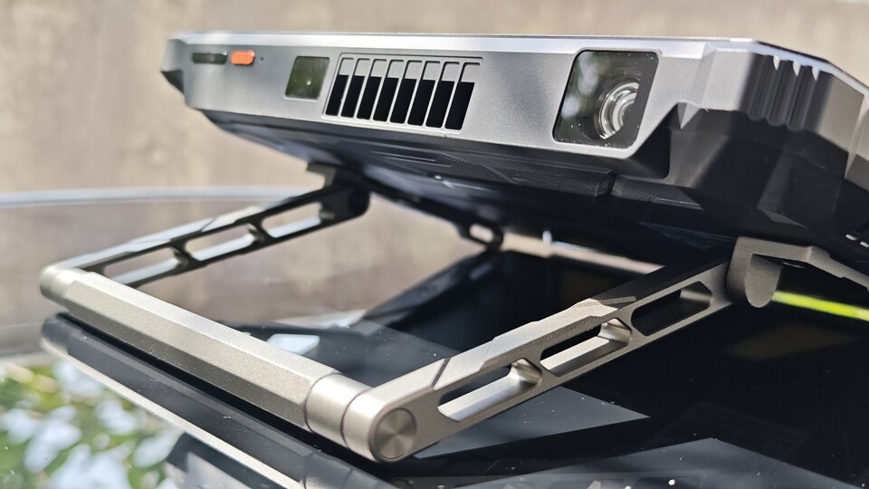 Thanks to the kickstand, the projector can be flexibly aligned. (Image source: Duy Linh DinhGameStar Tech)