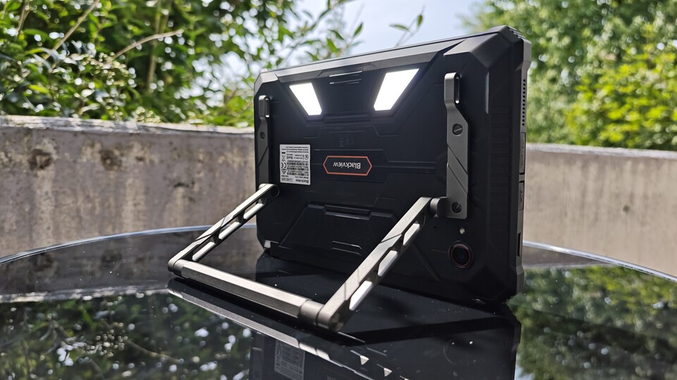 The light is blinding even in bright daylight - it is very powerful! (Image source: Duy Linh DinhGameStar Tech)