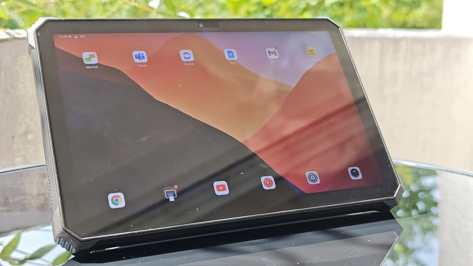 The screen has a maximum brightness of 600 nits. That's just enough for bright sunny days. (Image source: Duy Linh DinhGameStar Tech)