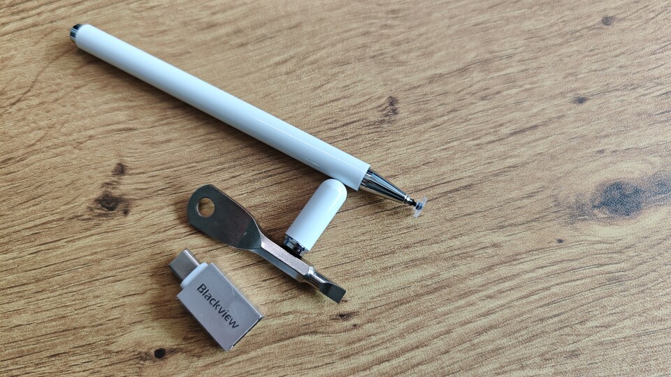 In addition to the 120-watt power supply, the scope of delivery also includes a stylus, a USB OTG adapter and a screwdriver for the kickstand. (Image source: Duy Linh DinhGameStar Tech)