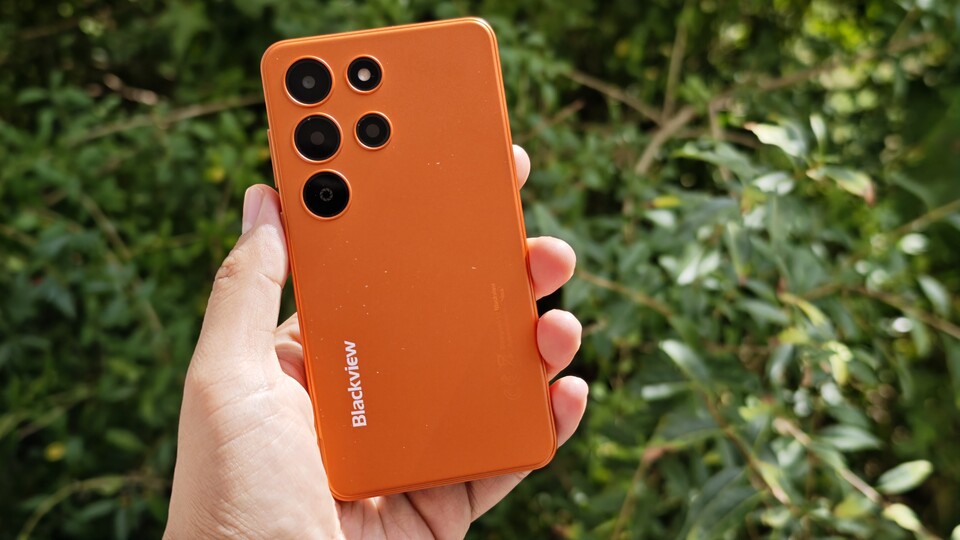 Das Handy ist sehr handlich und kommt in einem Orange, das an das vom iPhone 17 Pro erinnert. (Bildquelle: Duy Linh DinhGameStar Tech)