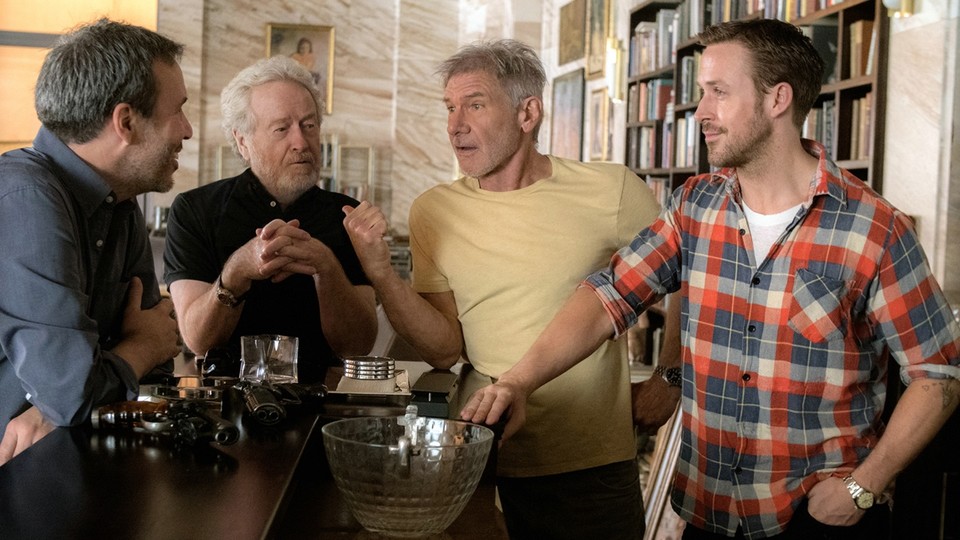 Produzent Ridley Scott mit dem Regisseur und seinen beiden Hauptdarstellern aus Blade Runner 2049.