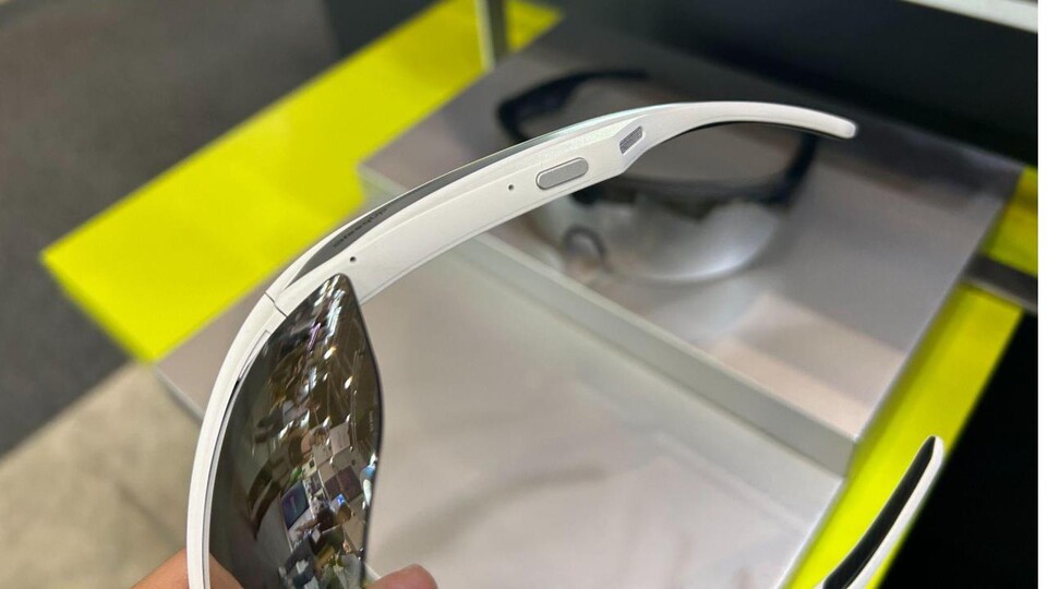 Kleine, gut ertastbare Tasten an den Bügeln ermöglichen die Bedienung auch unterwegs, ohne dafür ständig das Smartphone hervorholen zu müssen.