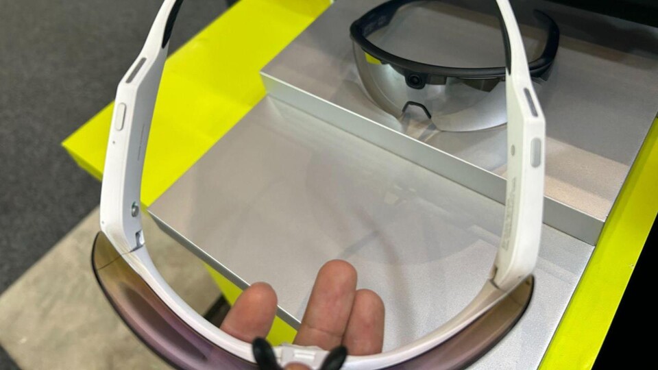 Kleine, gut ertastbare Tasten an den Bügeln ermöglichen die Bedienung auch unterwegs, ohne dafür ständig das Smartphone hervorholen zu müssen.