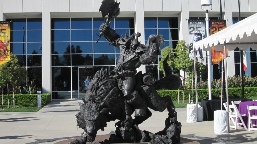Vor dem Hauptquartier von Blizzard in Irvine steht diese Orkstatue, die von Werten des Unternehmens umrahmt wird. 