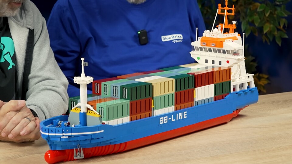 68 Container sind jetzt nicht 24.000, aber das BlueBrixx-Schiff ist dennoch ein richtig großes Teil!