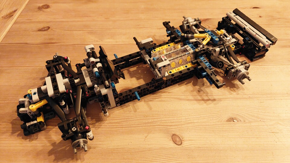 Nach zwei von sechs Bauschritten lässt sich bereits der Grundriss eines Fahrzeugs erahnen. Der V8-Mittelmotor ist schon drin.