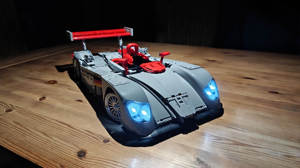 Im Lieferumfang sind auch zahlreiche Aufkleber enthalten, welche die Lackierung und die Sponsoren des Rennwagens widerspiegeln.