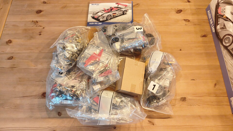 Aus dem bedruckten Karton bekommt ihr eine Vielzahl von sortierten Tüten, sodass ihr nicht alle Bauschritte auf einmal auf dem Tisch verteilen müsst.