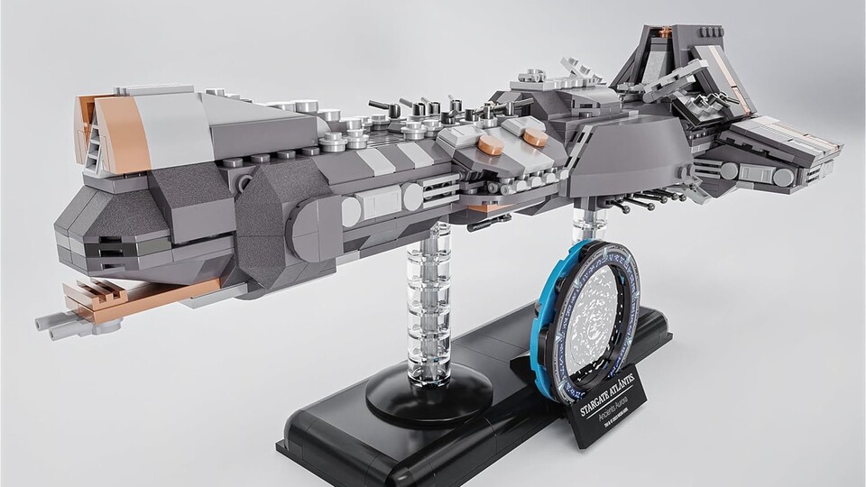Die Aurora aus Stargate Atlantis zählt 1.128 Teile und hat ebenfalls eine schöne bedruckte Plakette.