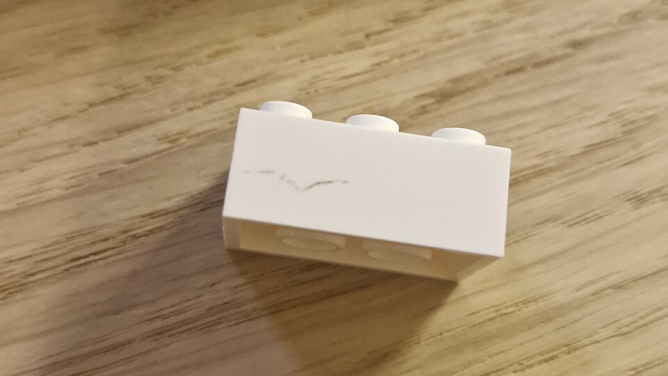 Solche grauen Flecken finden sich an einigen Steinen, insbesondere an den weißen.