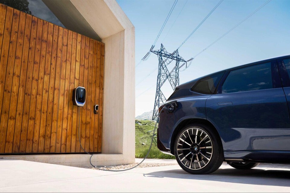 BMW und E.ON bieten seit Februar ein V2G-Paket für den iX3 an. Quelle: BMW Group