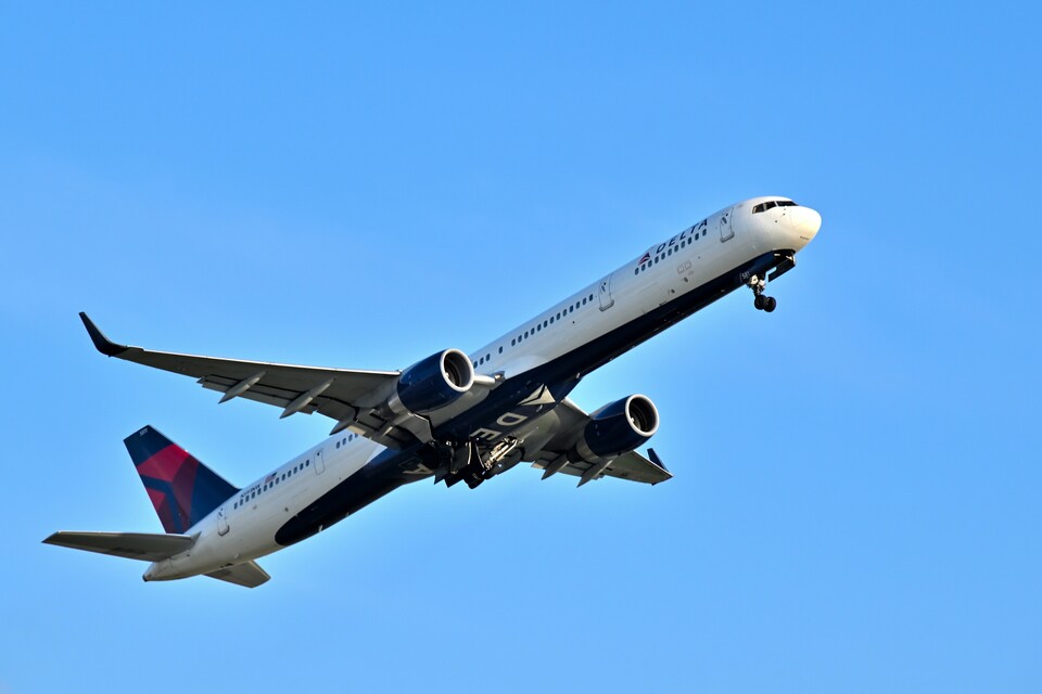 Eine 757-300 von Delta. Die Winglets (hochgebogenen Flügelspitzen) sind nachgerüstet. Das geschah durch eine mit Boeing kooperierende Firma bei einer handvoll Exemplare. Der Sinn: geringerer Treibstoffverbrauch.
(Bildquelle Unsplash, Aric Cheng)