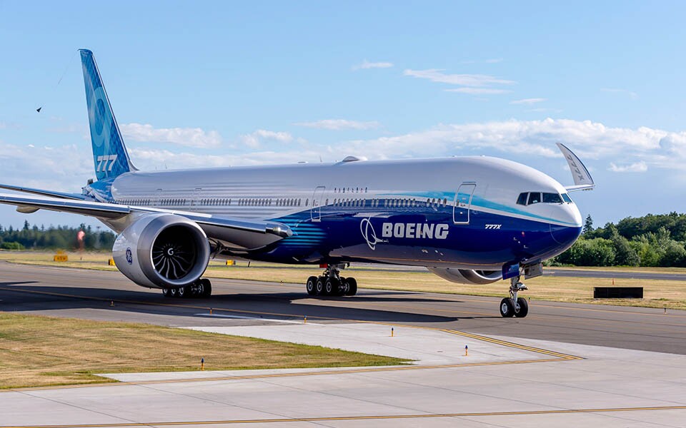 Die größere Boeing 777-9. Während des hier abgelichteten Rollens zur Startbahn sind die hochgeklappten Flügelspitzen gut zu erkennen.
(Bildquelle: Boeing)