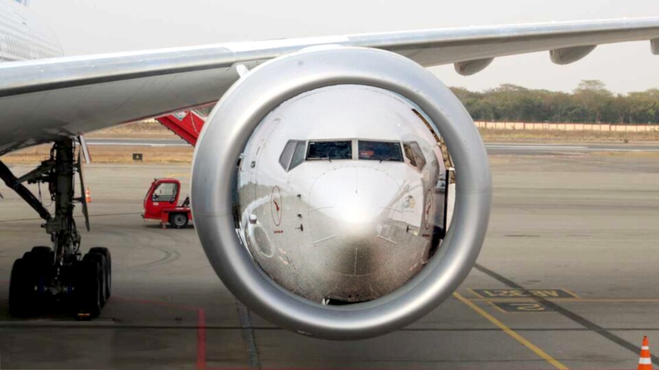 Eine Bildkomposition, um grob die Größenverhältnisse zwischen eines GE9X und dem Rumpf einer Boeing 737 zu verdeutlichen.
(Bildquelle: Boeing und Unsplash, Josh Withers)