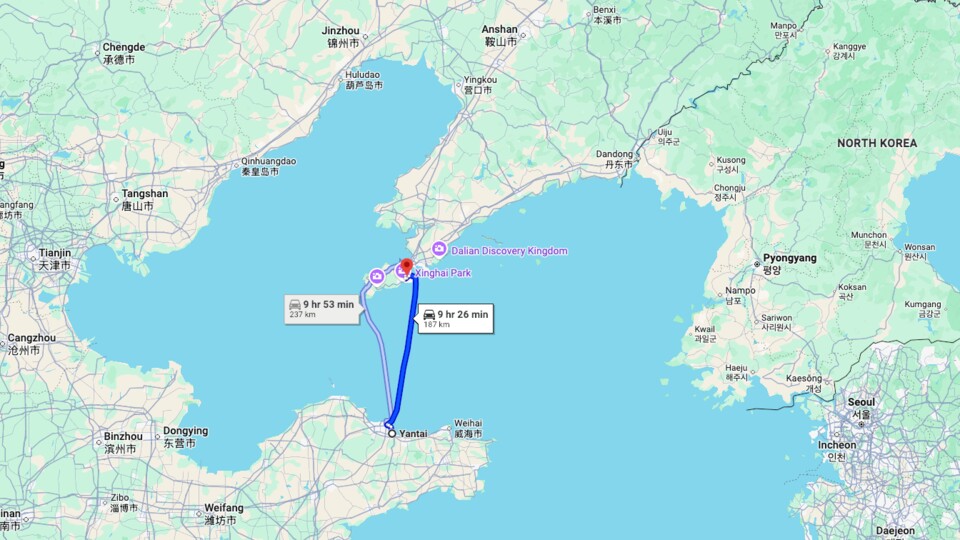 Aktuell verbindet Yantai und Dalian der Weg über eine Fähre. Die Reise dauert allerdings etwa neuneinhalb Stunden. Der Tunnel soll die Reise auf 40 Minuten reduzieren. Eine Brücke soll nicht gebaut werden, weil der Schiffsverkehr dadurch gestört würde. (Bildquelle: Google Maps)