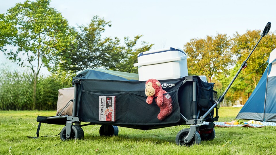 Dieser Bollerwagen von Portal ist groß, robust und hat breite Räder, eine Heckklappe, einen guten Griff und ein Spannnetz für noch mehr Fassungsvermögen!