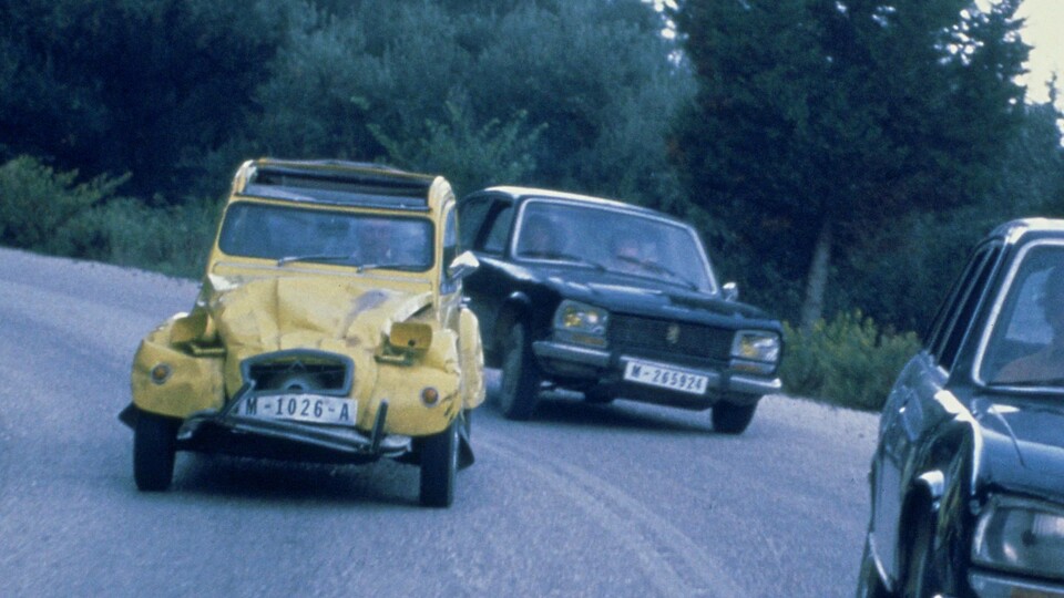 Das Kultauto muss einstecken: Bei der Flucht vor einer Handvoll Schurken ruiniert Bond einen Citroen 2CV. Bildquelle: Amazon MGM Studios