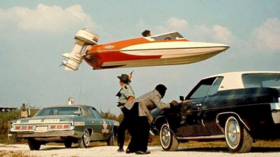 Da fliegt sogar dem Sherriff fast der Hut weg: Bond springt im Boot über einen Kanal im Bayou. Bildquelle: Amazon MGM Studios