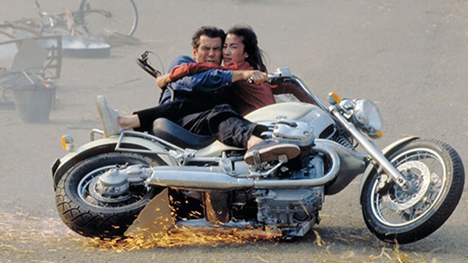 Denkwürdige Flucht auf einem Motorrad: Bond und Wai Lin sind mit Handschellen aneinander gefesselt. Bildquelle: Amazon MGM Studios