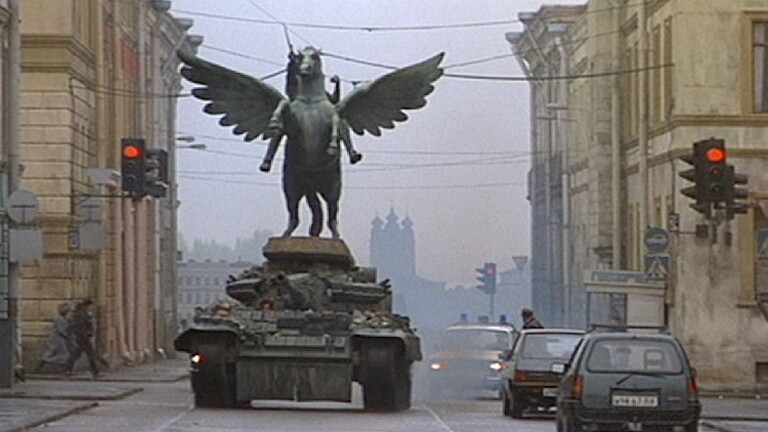 So schick geschmückt macht ein Panzer auch bei einer Verfolgungsjagd richtig viel her. Bildquelle: Amazon MGM Studios
