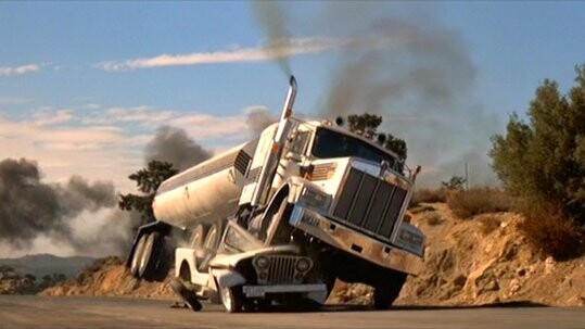 Tanklaster gegen Jeep: Hier gewinnt eindeutig der von James Bond gefahrene Tanklaster. Bildquelle: Amazon MGM Studios