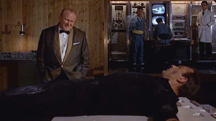 Eine der ikonischsten Szenen der Bond-Filmreihe: 007 als Gefangener von Goldfinger. Bildquelle: Amazon MGM Studios