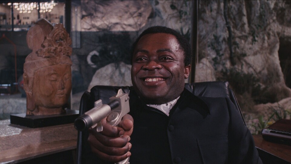 Tarnt sich als Diplomat, ist aber eigentlich Drogenmogul: Mr. Big alias Dr. Kananga . Bildquelle: Amazon MGM Studios