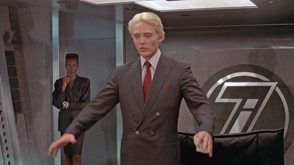 Supermensch mit einem ordentlichen Schaden im Oberstübchen: Max Zorin. Bildquelle: Amazon MGM Studios